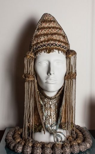 Bridal Headdress (Gargush), Ear Ornaments (Akvat) and Necklace (Lebbe) 20th century, Sana’a, Yemen Brocade, cotton, glass beads, pearl beads, turquoise, gilded silver and metal Donated by Felix and Dora Hiller Jewish Museum of Australia Collection 2869